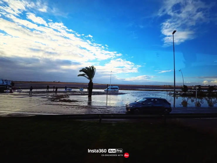 昨晚下大雨，路旁積水了。