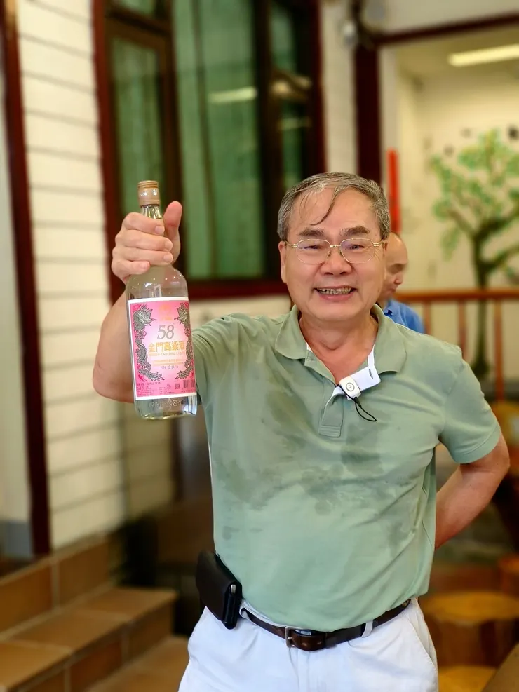 【YY：「這瓶高粱是丁院長特地託學生送到新竹鴨子家的，今天一定要幹掉嗄！不然太不給面子了。】