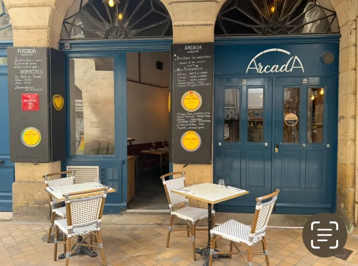 餐廳外牆，貼滿了得獎認證的標誌