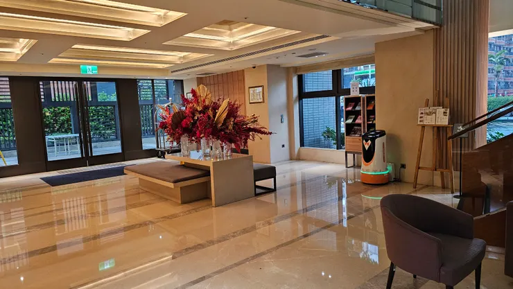 和逸飯店台北民生館的大廳也很美!右邊還能看到送餐和送備品的可愛機器人!