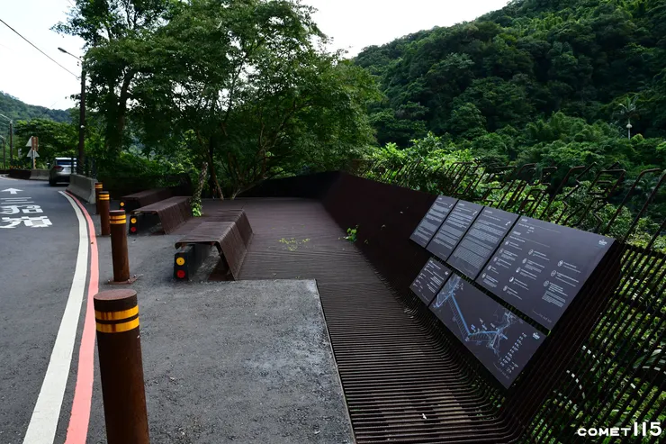 隧道內外均使用鋼筋格柵作為鋪面，但間隙過寬卻也引發安全疑慮。