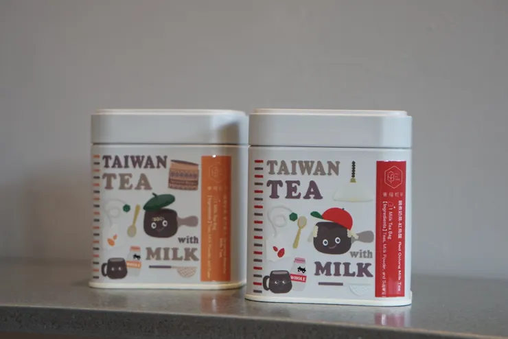 鍋煮奶茶鐵盒，有東方美人和紅烏龍兩種口味