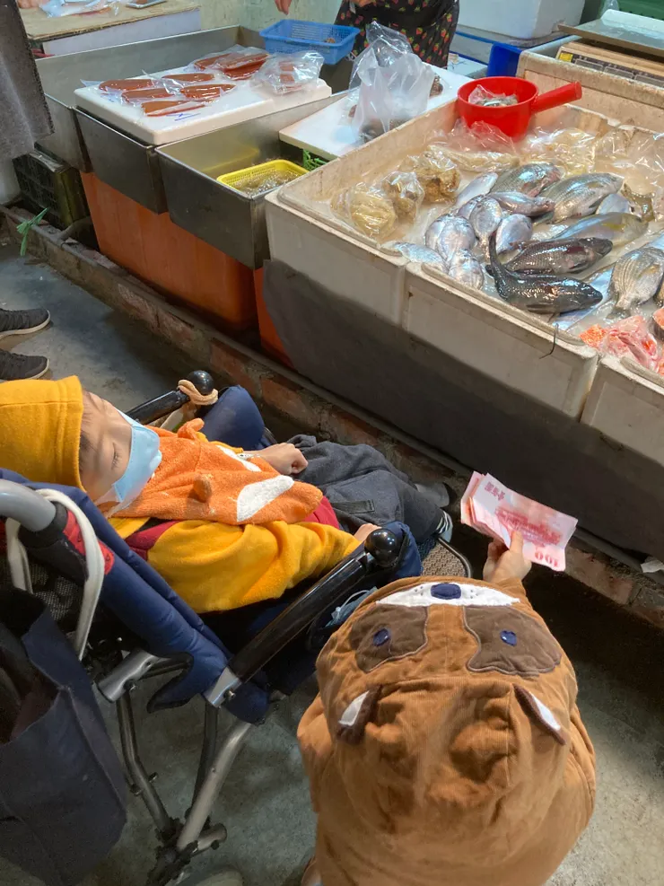 放手但陪伴在旁是給孩子「練習長大」的機會。