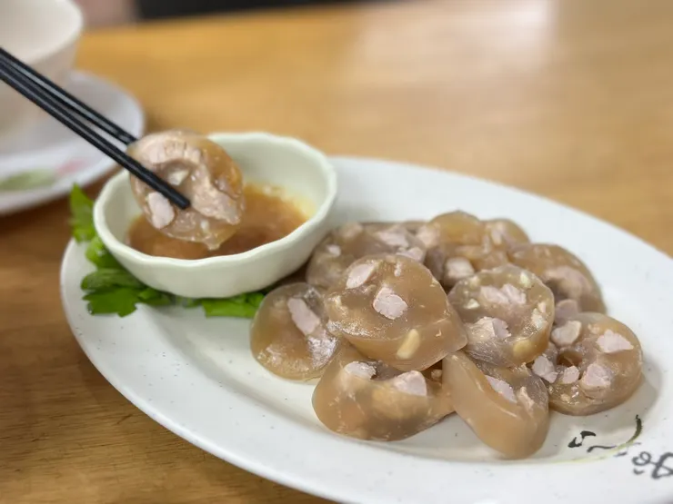 外頭包裹地瓜粉的水煮胭腸，吃起來QQ的，鹹甜開胃＠日勝飲食店