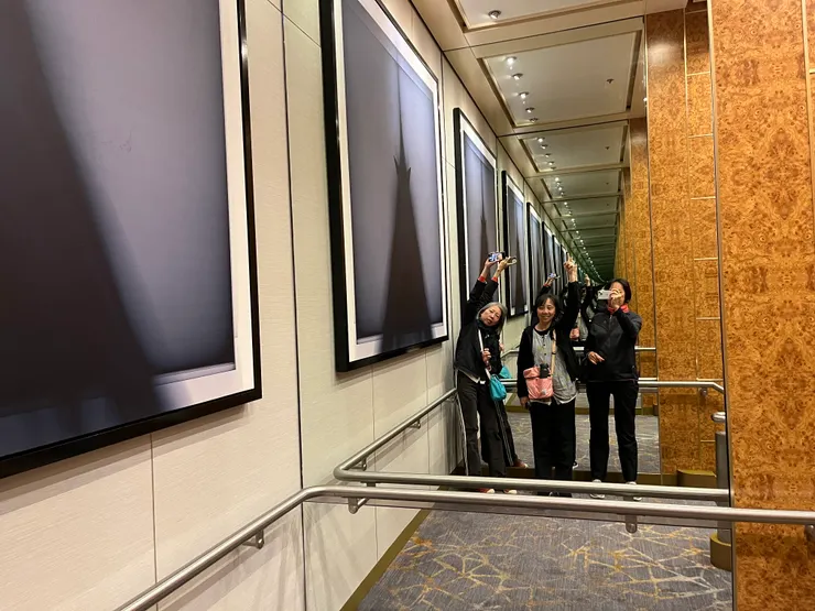 郵輪的梯間，都掛著氣派的畫作。