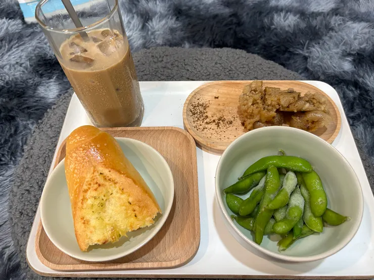 〈今天的午餐：烤米腸、自己泡的義式咖啡〉