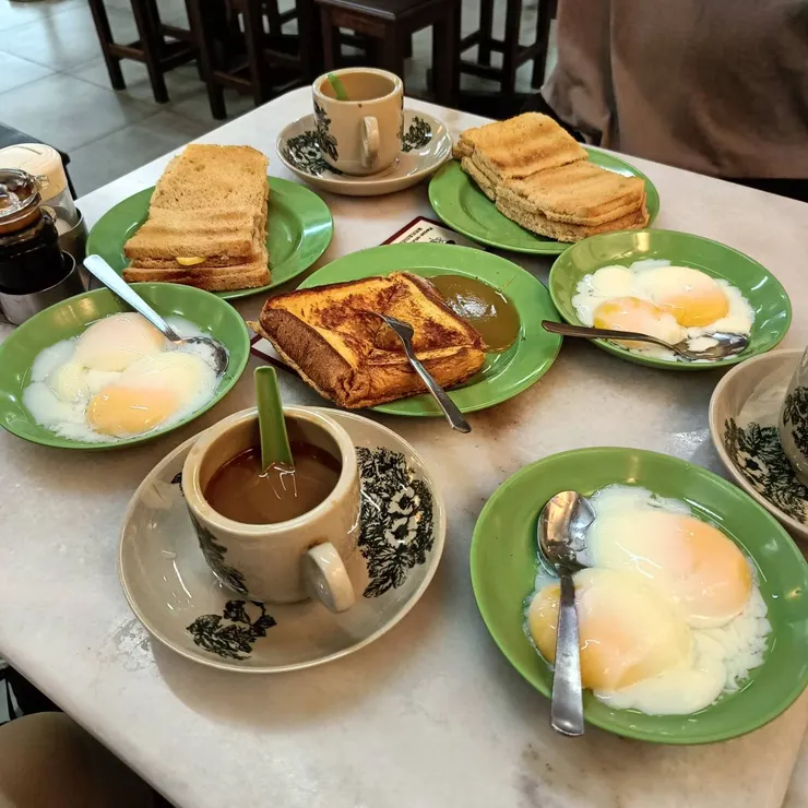咖椰吐司配上南洋咖啡，還會沾著生熟蛋一起吃，沒錯，這就是新馬人的傳統國民早餐！