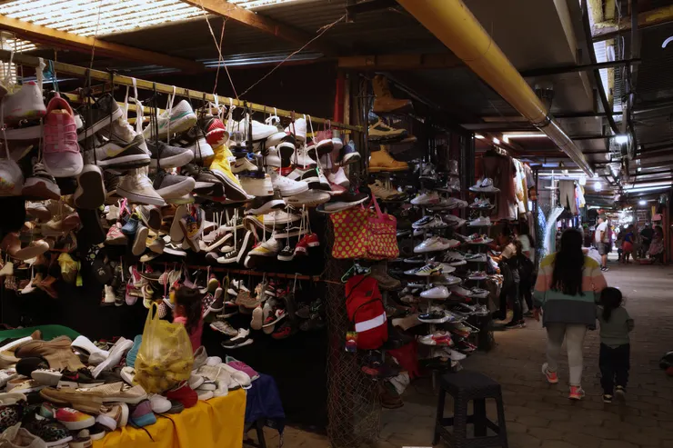有遮陰區裡的鞋子攤位。