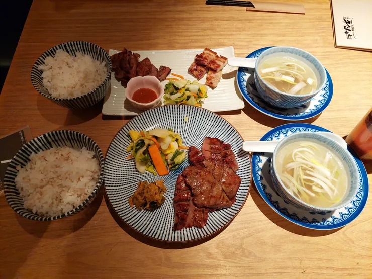 烤牛舌套餐跟烤豬舌套餐
