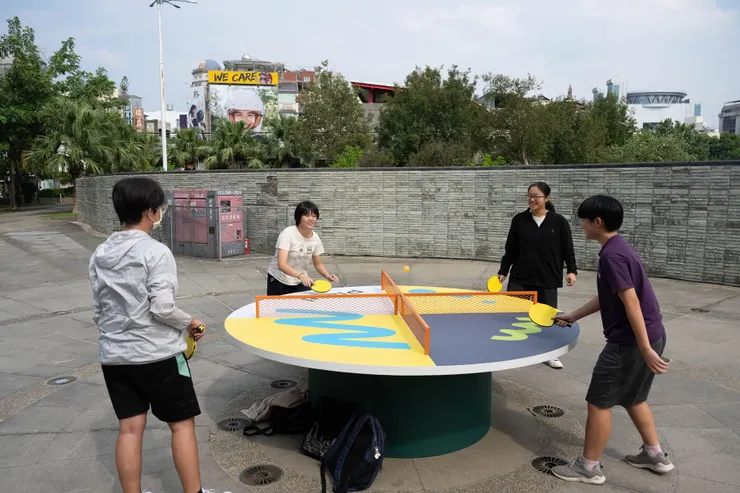 放置在中央廣場的創意裝置「Battle乒乓台」設置了陷阱球洞和交錯網,更增添趣味性和挑戰性。 圖:嘉義市政府提供