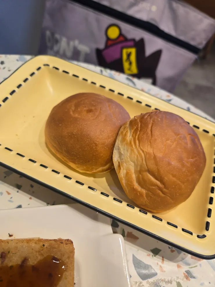 加的是奶油餐包、飲料套餐