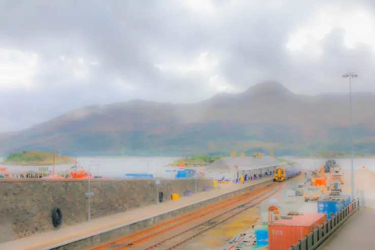 背倚天空島(Isle of Skye)的洛哈爾什凱爾火車站一景