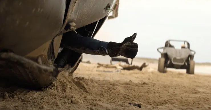 飛車翻滾後的一個手勢，代表沒有問題的訊號。