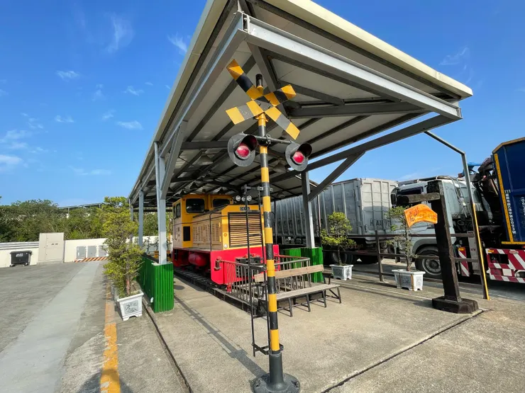 旁邊有展示台糖火車頭