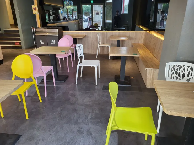 裡面有內用區 不過缺點就是坐位比較少