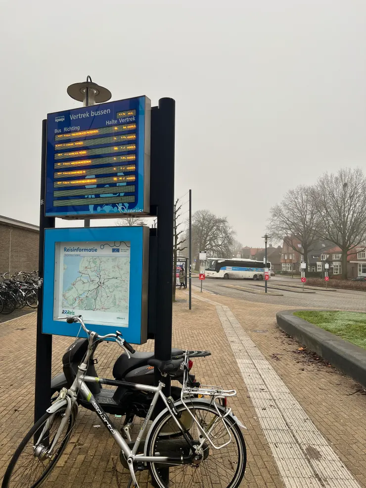 出Steenwijk火車站後左手邊就有公車站