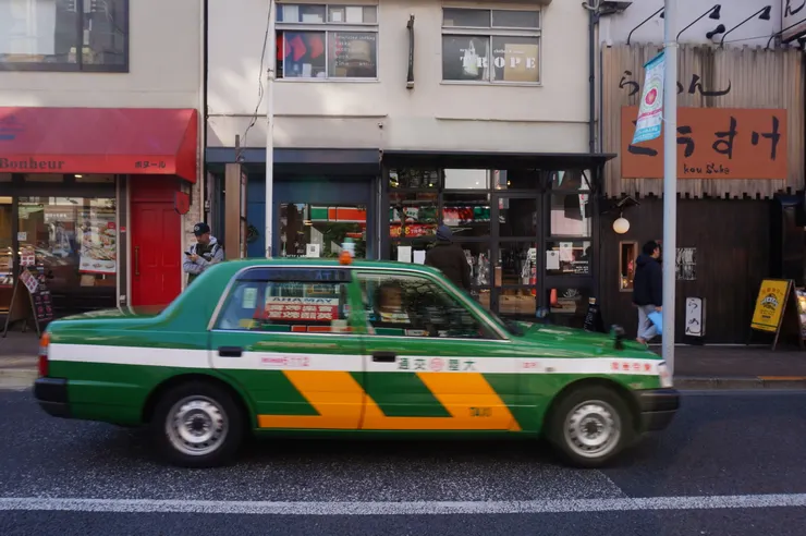 藍色的店門就是Obscura Laboratory