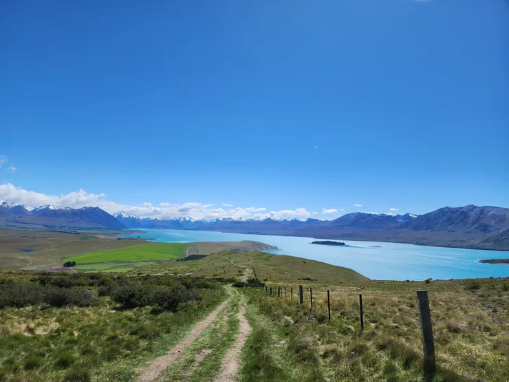 向著閃閃發光的湖水，滿懷感恩的走回去