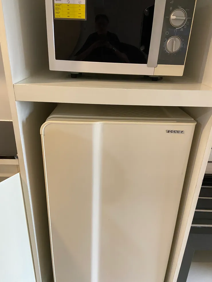 配有微波爐、家庭式雪櫃