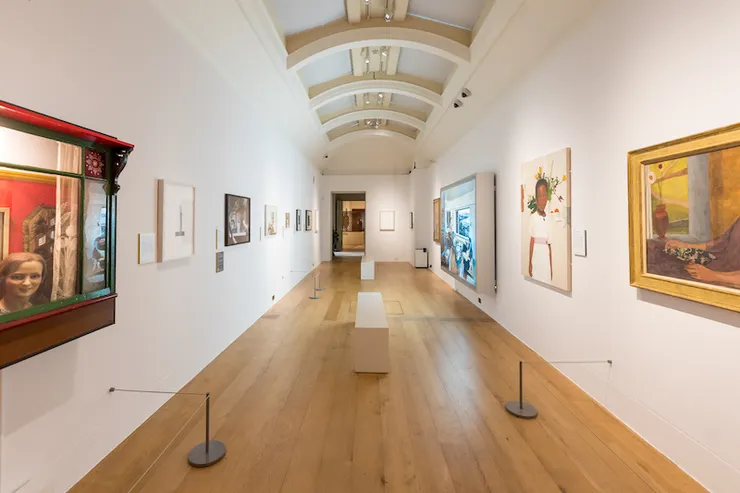 「重新取景：窗戶中的女性群像」(Reframed: The Woman in the Window) 特展展場。（Photon by Graham Turner）