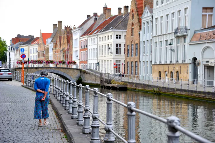 【黃昏水岸幽闃竟由兩老信步獨享!漫步到下午四點多返住處小事休息,近7點再出門到附近運河邊走走,天還頗亮,闃無一人。】