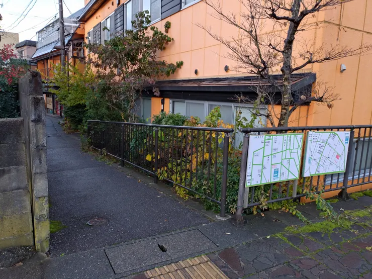 一下公車就會看到這個小巷口