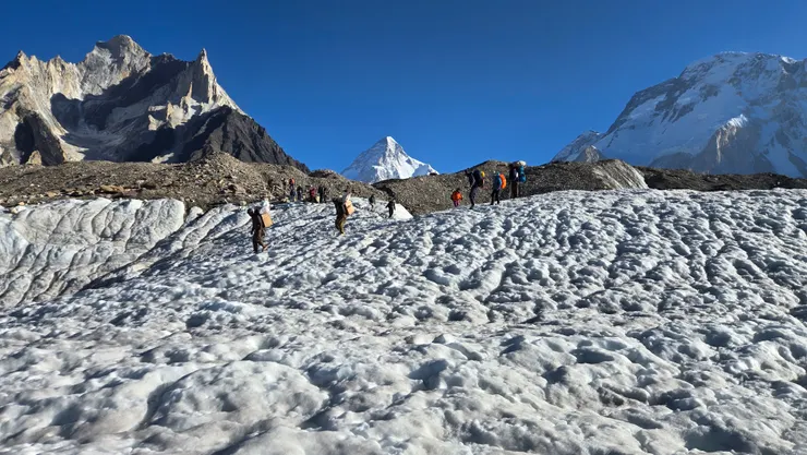 渺小的人類在山嶽與冰河之間