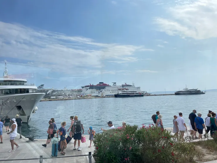 碼頭沿岸的散步街道