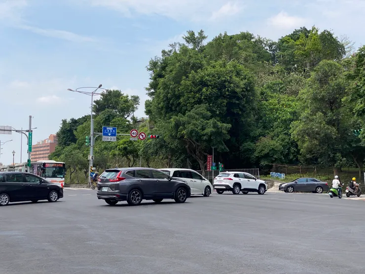  師大分部前、蟾蜍山腳下，早年有座水門，故此區舊稱「檔門頭」。