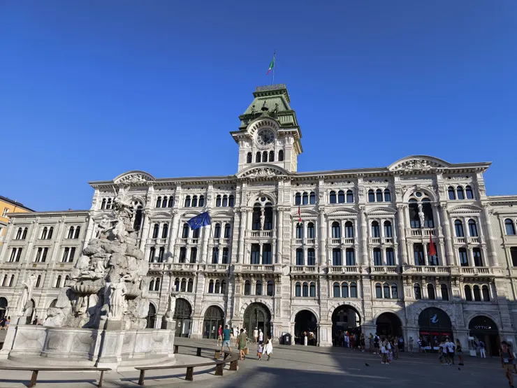 Trieste 的市政廳和四大洲噴泉