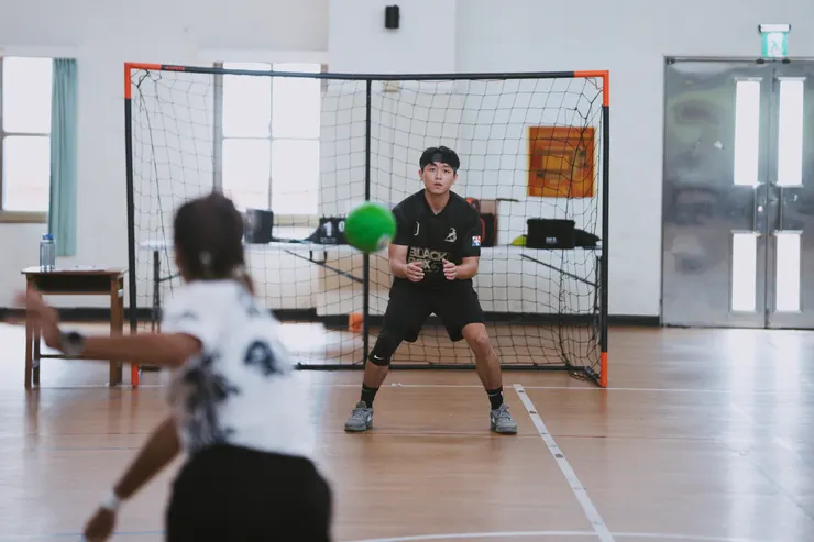 人生如同一場躲避球賽，每顆迎面而來的球都代表人生的各種挑戰。我們可以選擇勇敢承受，或迅速閃躲，然而，勇敢面對的經驗終將成為內化後的動力與信念。