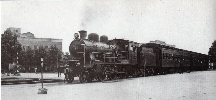 同型號的28661號火車,從橫濱港站出發前往東京,火車的階梯上設有扶手,車廂表面經過拋光處理,約1935年