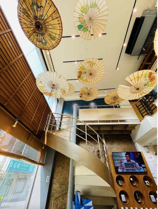 『握咖啡』室內為兩層樓挑高建築。