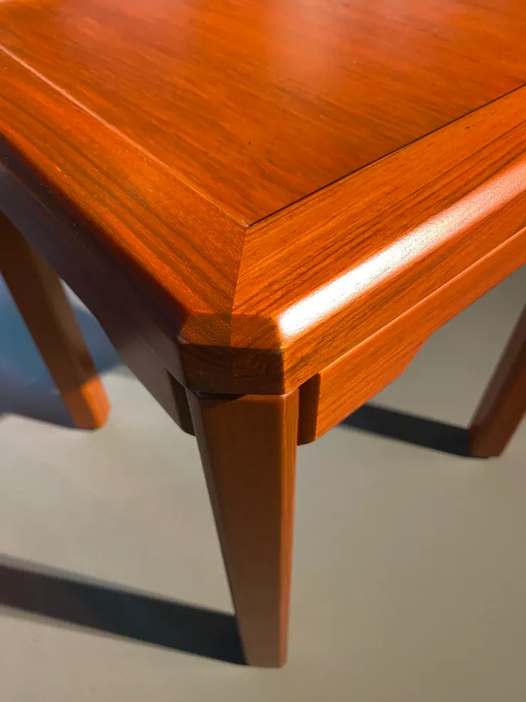 四十五度倒角處理的餐凳