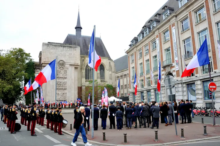 【里烏爾廣場慶祝里爾解放八十年！跟旅行團常需起得比雞早，我們則太隨興，起床運動吃完早餐，出門已十點，居處附近的里烏爾廣場正舉辦一場活動，紀念二戰勝利里爾自納粹手中解放。】