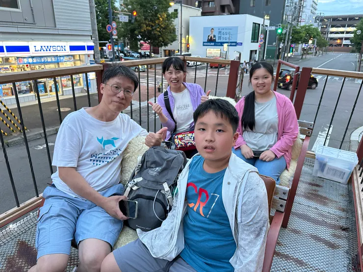 夏季晚上就是要坐在上層吹風，冬天應該比較適合坐在室內的下層