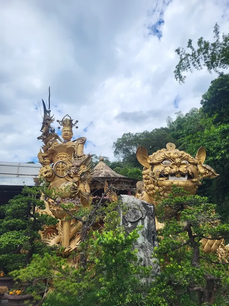 巨型銅製三太子及平口獅(圖片截圖於網路)