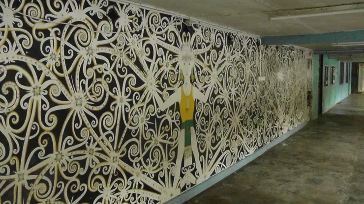 這是弄阿布（Long Apu）其中一個長屋的牆壁。這幅畫稱為“守護者”，意指萬物皆有靈和關聯，村里的靈魂人物守護著萬靈。