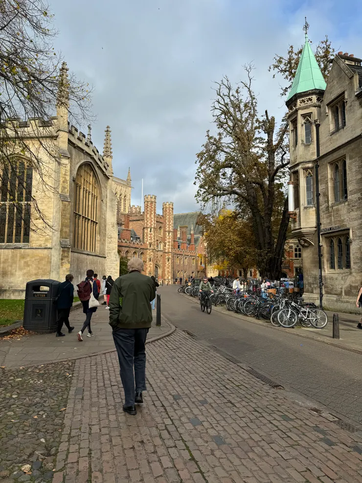 一早在大學城裡面散步是優閒的