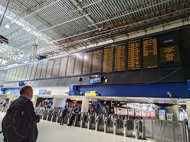 不知道為什麼自己都會很擔心看錯火車月臺