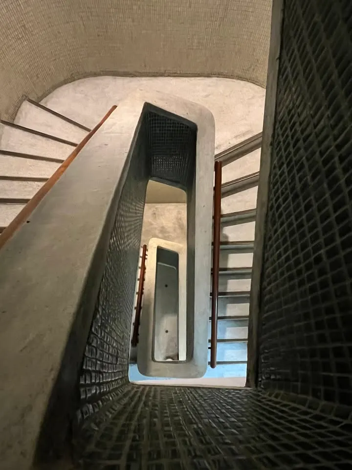 流暢的梯間旋律，從室外走到室內，王大閎用同一種空間氛圍去呈現混凝土形式上的表現性。