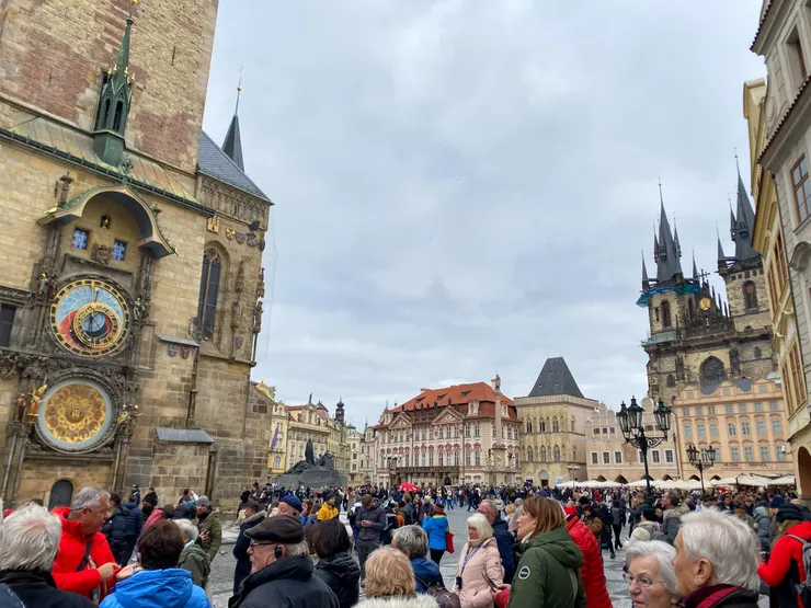 ▲天文鐘下，絡繹不絕的遊客，這裡是布拉格最負富名的景點。