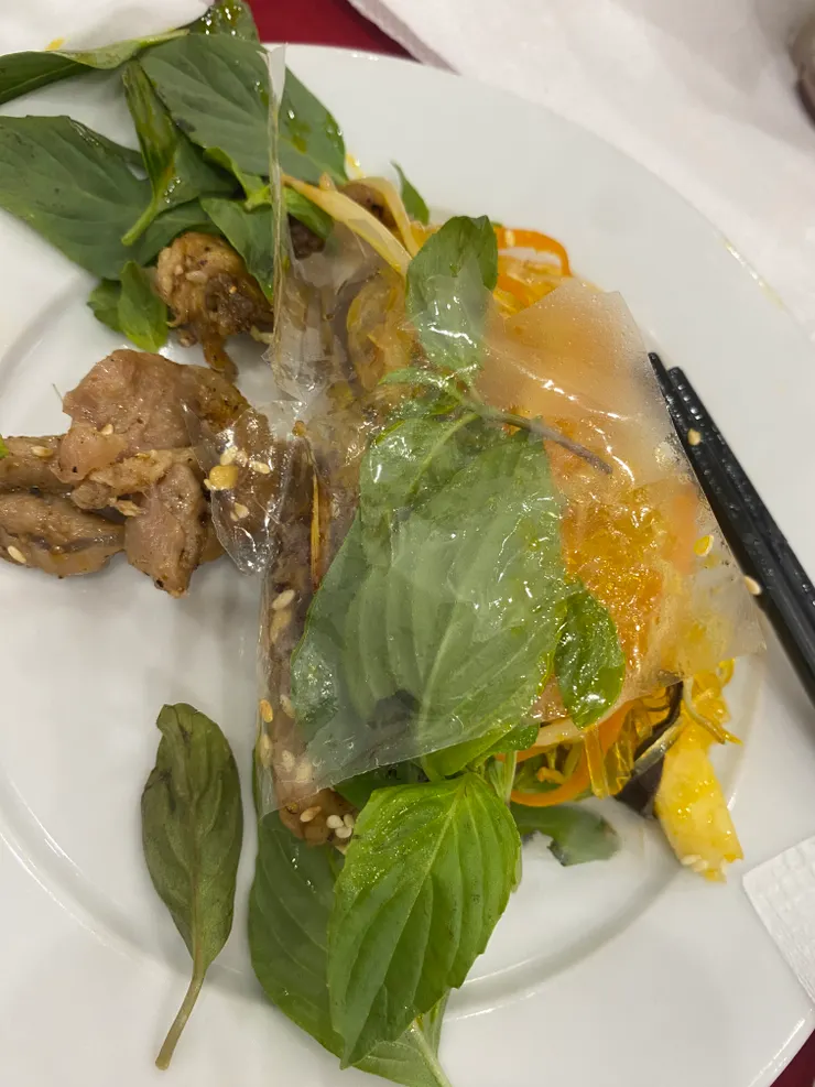 鋪在上面的是遇到油會變透明的「米紙」