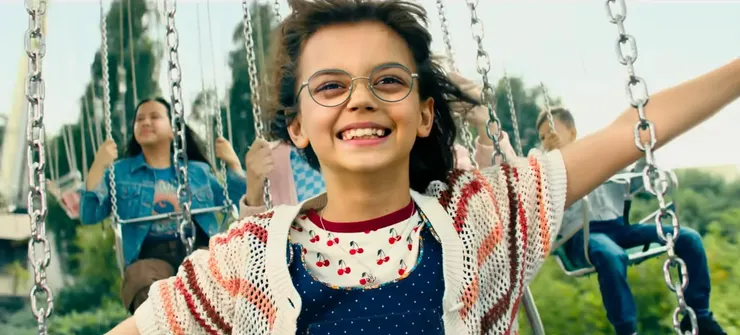 9歲與父親在遊樂場玩的莎莎