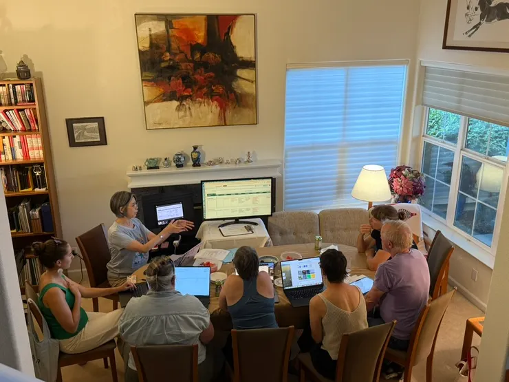 用事先做好的slides開董事會，也可以看表格