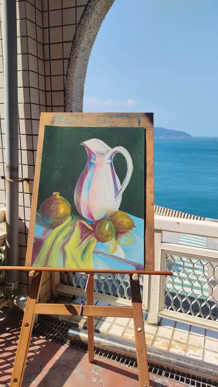 和美術老師及學生一起在假日社團畫的作品,原本是素描,後來覆蓋上蠟筆