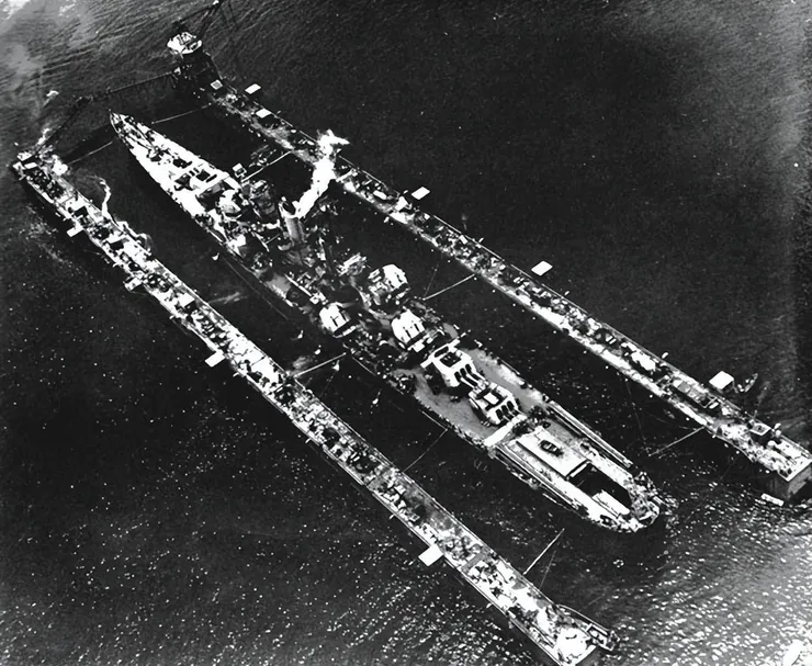 一艘正在駛入船塢內的美軍戰艦