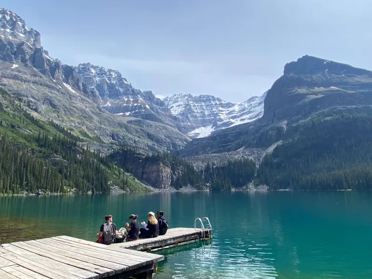 坐在Lake O'hara的碼頭上吃午餐。