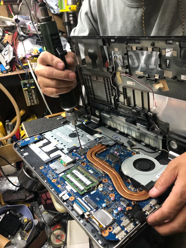 機器拆開發現，要換的I/O晶片在最底層...