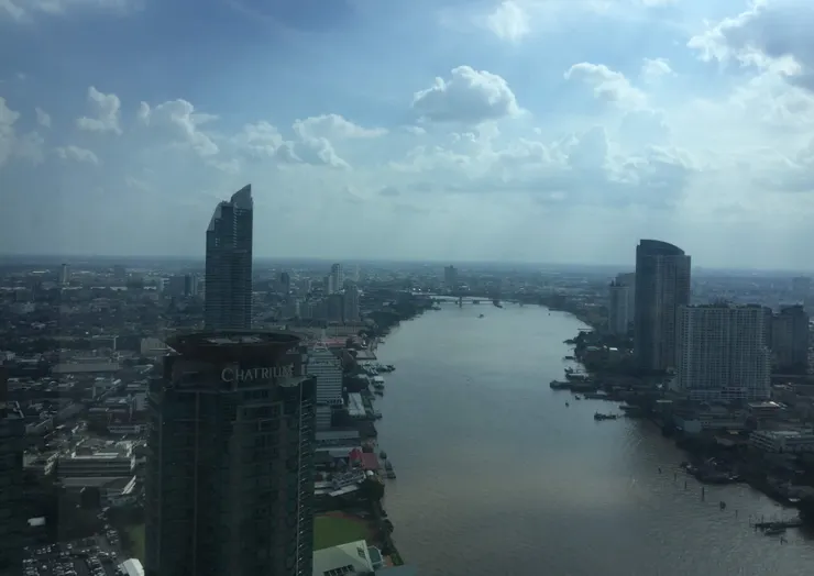 這些年,江的兩岸又蓋了更多的酒店式公寓